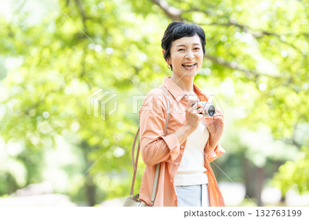 高級女性旅行相機 132763199