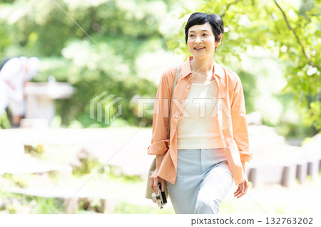 Senior woman travel camera 132763202
