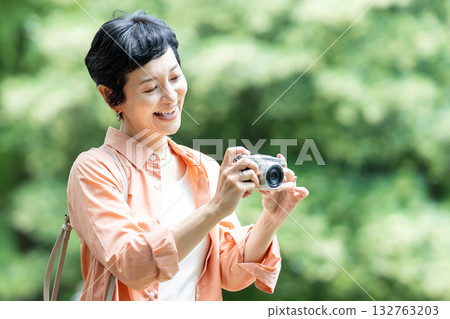 高級女性旅行相機 132763203