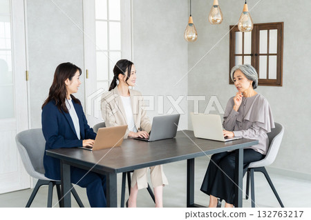 Business woman meeting 132763217