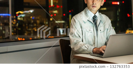 一位身穿工作服的商人正在操作個人電腦 132763353