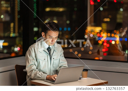 一名員工晚上在辦公室使用電腦 132763357