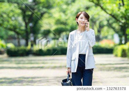 談話在智能手機的女商人 132763378