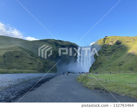 冰島南部斯科加瀑布和長滿苔蘚的綠色山峰。 132763464