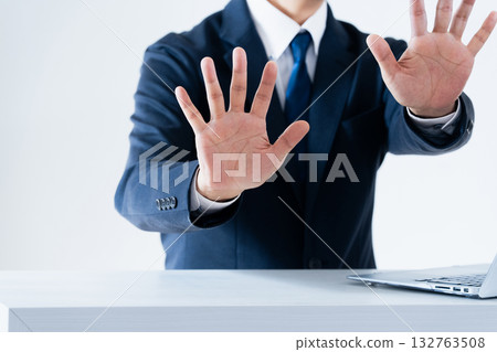 男子不情願地做出停止手勢 132763508
