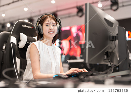 eSports game young woman 132763586