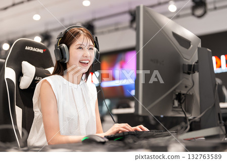 享受電競遊戲的年輕女子 132763589