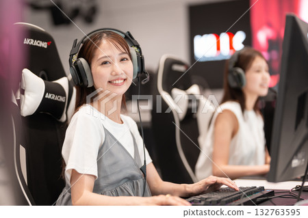 年輕女子在電競比賽中享受遊戲 132763595