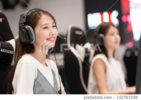年輕女子在電競比賽中享受遊戲 132763599