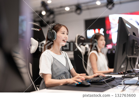 年輕女子在電競比賽中享受遊戲 132763600