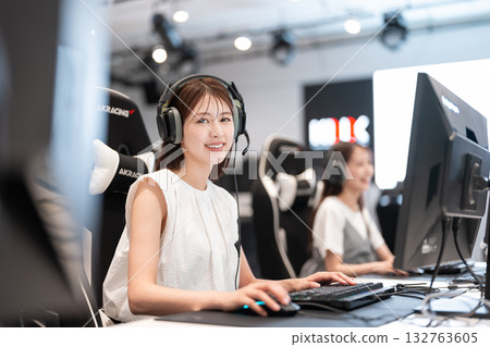 年輕女子在電競比賽中享受遊戲 132763605