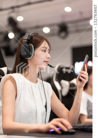 年輕女子在電競比賽中享受遊戲 132763607