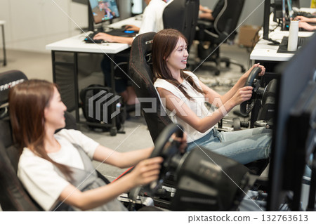 享受賽車遊戲的年輕女子 132763613