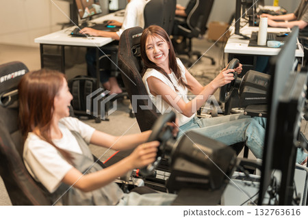 享受賽車遊戲的年輕女子 132763616