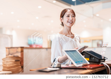 無現金智慧型手機支付的年輕女子 132763712