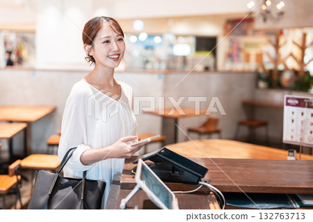 無現金智慧型手機支付的年輕女子 132763713