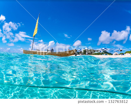 沖繩縣佐波尼島及白沙灘的部分水下照片。美麗的珊瑚礁和成群的熱帶魚。地點:沖繩縣慶良間群島加比島,島尻郡 沖繩縣佐波尼島及白沙灘的部分水下照片。美麗的珊瑚礁和成群的熱帶魚。地點:沖繩縣慶良間群島加比島,島尻郡 132763812