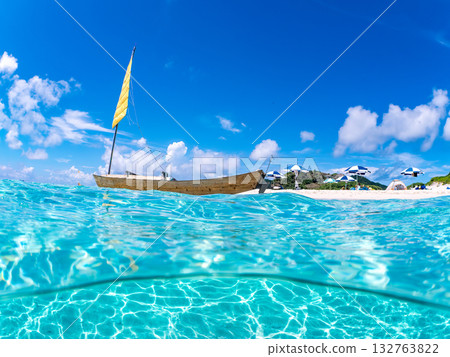 Partially submerged shot of Okinawa's Sabani and white sand beach. Beautiful coral reefs and schools of tropical fish. Kabi Island, Kerama Islands, Shimajiri District, Okinawa Prefecture 132763822