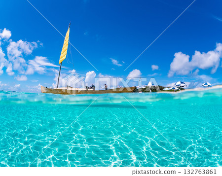 沖繩縣佐波尼島及白沙灘的部分水下照片。美麗的珊瑚礁和成群的熱帶魚。地點:沖繩縣慶良間群島加比島,島尻郡 沖繩縣佐波尼島及白沙灘的部分水下照片。美麗的珊瑚礁和成群的熱帶魚。地點:沖繩縣慶良間群島加比島,島尻郡 132763861