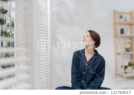 身穿睡衣放鬆的女子 身穿睡衣放鬆的女子 132764017