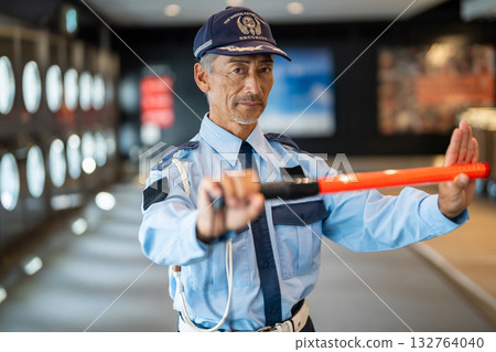 保安，老人 132764040