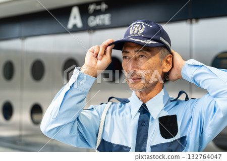 Security guard, guard, senior man 132764047