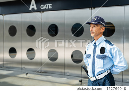 保全、門衛、老人 保全、門衛、老人 132764048