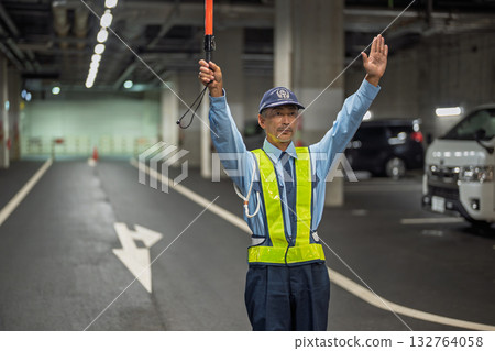 保全、交通管制員、老人 保全、交通管制員、老人 132764058