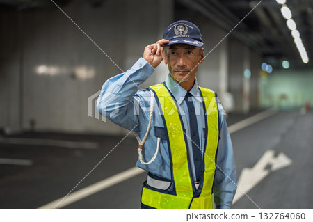 保全、交通管制員、老人 132764060