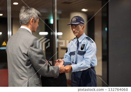 保全、行李檢查、警衛 保全、行李檢查、警衛 132764068