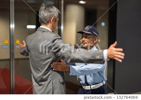 保安人員對老人進行身體檢查 132764069