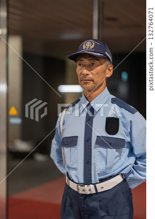 保全、門衛、老人 132764071