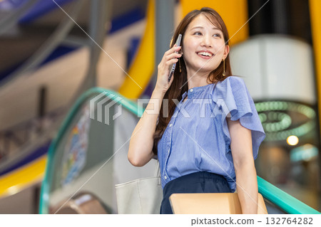 女商人、智慧型手機、年輕女性 女商人、智慧型手機、年輕女性 132764282