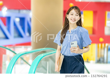 女商人騎自動扶梯 132764291