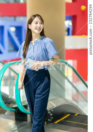 女商人騎自動扶梯 132764294
