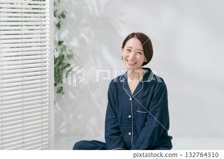 Woman relaxing in pajamas 132764310