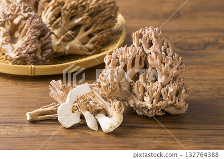 濾鍋裡的掃帚蘑菇 132764388