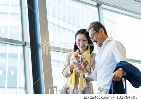 中老年男女旅行者。 132764503