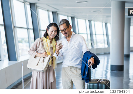 中老年男女旅行者。 132764504