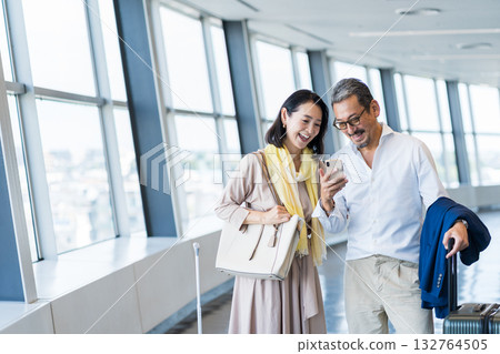 中老年男女旅行者。 132764505