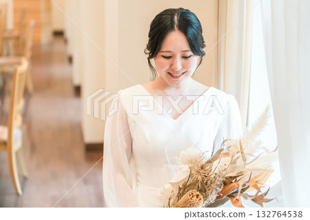 婚禮大廳,宴會廳裡的乾燥花,身著婚紗、手持花環的新娘,新娘 婚禮大廳,宴會廳裡的乾燥花,身著婚紗、手持花環的新娘,新娘 132764538