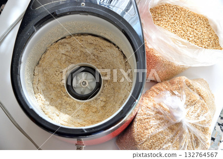 Home rice polisher, bran, brown rice, polished rice 132764567