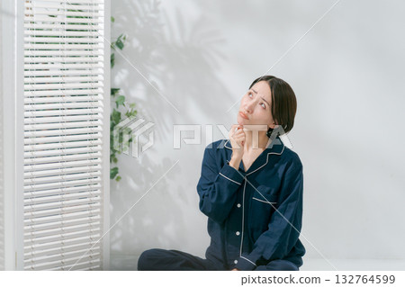 一位身穿睡衣、表情憂慮的女子 132764599