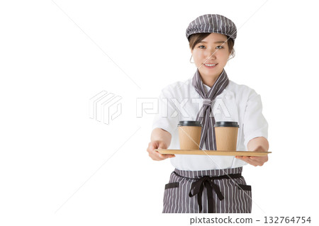 女服務生端著托盤送咖啡，她穿著廚師服。 132764754