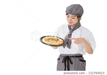 一位身穿廚師服的年輕亞裔女子手裡拿著一份披薩 132764823