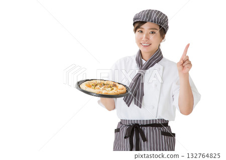 一位身穿廚師服的年輕亞裔女子手裡拿著一份披薩 132764825