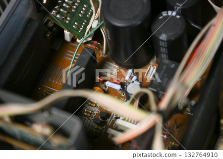 音頻放大器內部電路板和電子元件的特寫 132764910