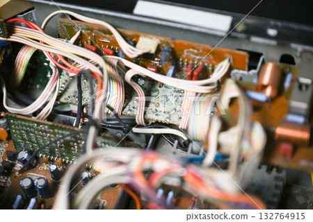 音頻放大器內部電路板和電子元件的特寫 132764915
