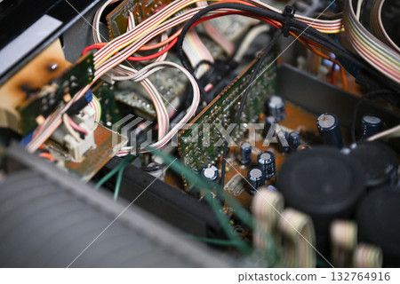 音頻放大器內部電路板和電子元件的特寫 132764916