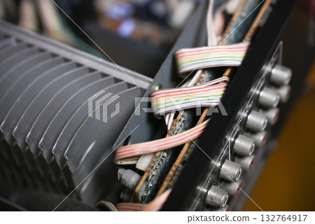 音頻放大器內部電路板和電子元件的特寫 132764917